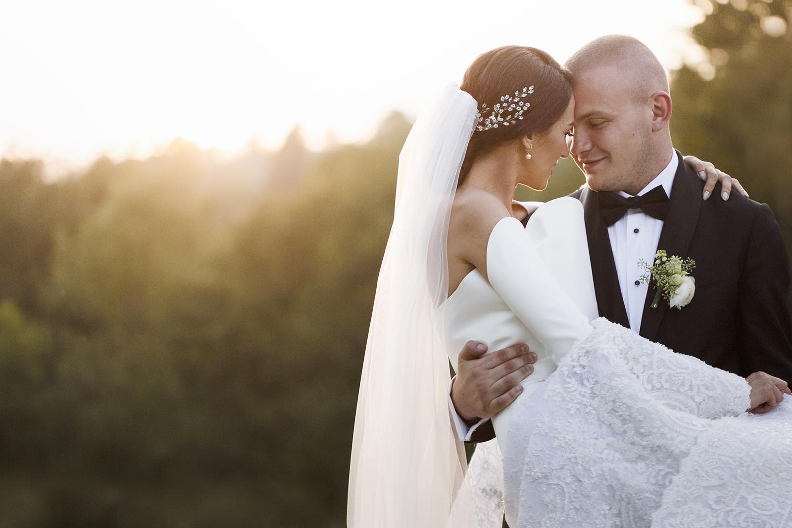 nunta la maramures cu rochie de mireasa ALINKA purtata in brate de mire